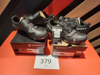 deux paires de chaussures posées sur une table