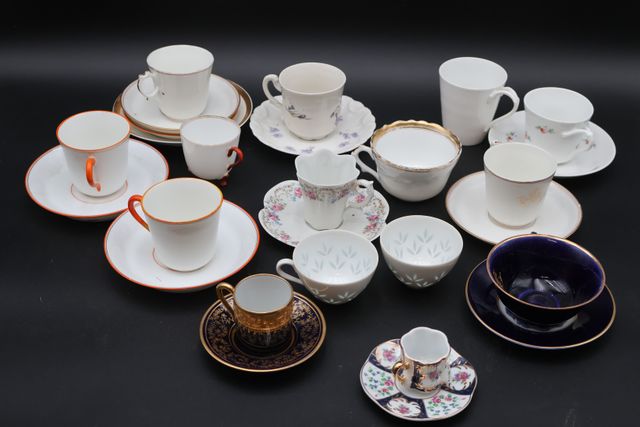 Lot de tasses et sous tasses en porcelaine (petites égrenures à c...