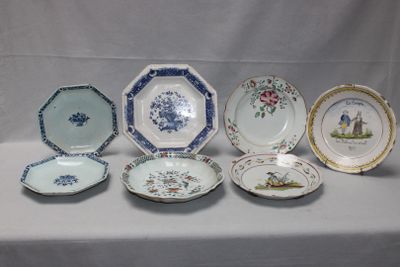 plusieurs assiettes posées sur une table