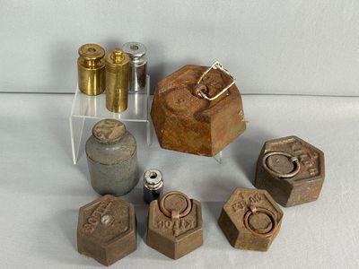 un grand nombre d'objets différents posés sur une table