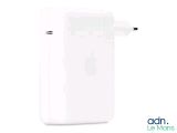 On voit ici un adaptateur secteur Apple auquel est branché le chargeur.