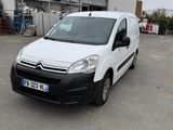 la camionnette blanche est garée sur le parking à l'extérieur du bâtiment