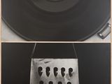 photographie en noir et blanc d'un disque et d'une râpe posés sur une table
