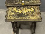 un ensemble de tables gigognes noires et dorées