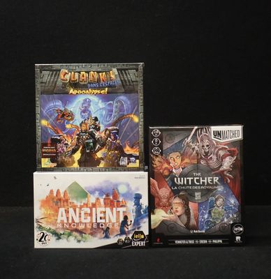 trois jeux vidéo posés sur une table, sur fond noir