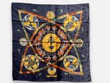 foulard en soie orné d'un soleil et de symboles