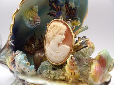 Une broche camée en or jaune 18k et profil de jeune femme su…