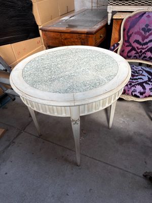 deux chaises et une table posées sur le trottoir
