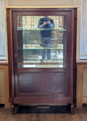 un homme en train de se prendre en photo dans le reflet d'une vitrine