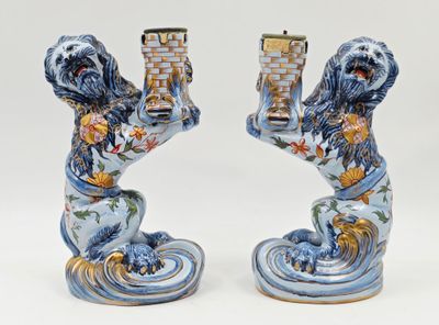 paire de figurines bleues et blanches représentant deux chiens tenant un livre