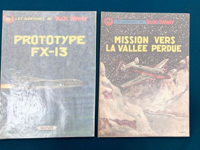 deux livres posés sur une surface bleue, avec un avion volant dans le ciel