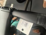 une étiquette apposée sur le guidon d'un vélo