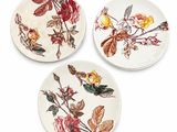 trois assiettes ornées de fleurs et de feuilles sur un fond blanc