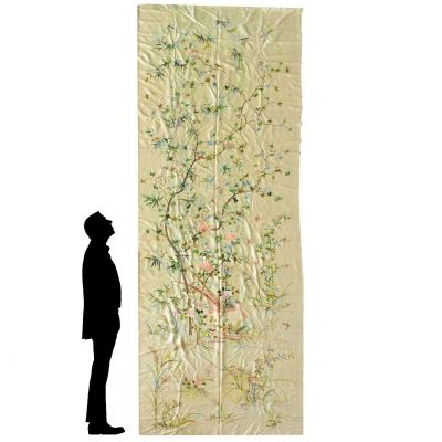 un homme debout devant un mur sur lequel est peinte une peinture