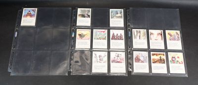 beaucoup de cartes posées sur une table noire