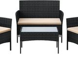 un ensemble composé de trois chaises et d'une table basse