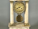 une horloge posée sur une table