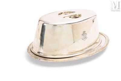 un plat en argent avec un couvercle, sur fond blanc