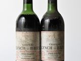 deux bouteilles de vin posées sur une table l'une à côté de l'autre