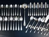 beaucoup de cuillères en argent et de cuillères sur une table