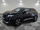 la voiture noire est garée dans le garage sur le sol en damier