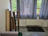 une photo d'un salon avec un canapé et une fenêtre