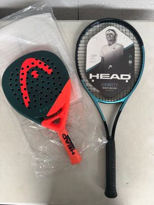 une raquette de tennis et une raquette de tennis posées sur une table
