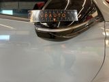 a sticker on the side mirror of a car that says vauto