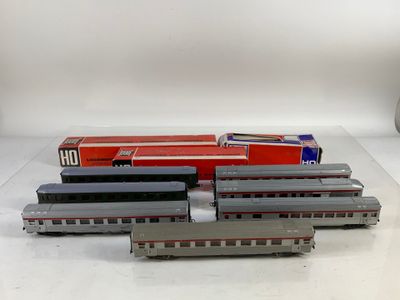 plusieurs petits trains sont alignés sur une surface blanche