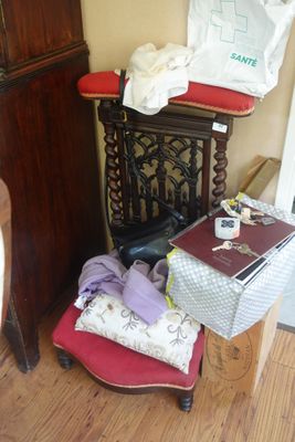une valise posée sur une chaise à côté d'une table