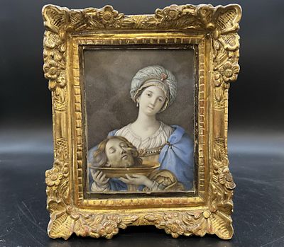 une vieille photo d'une femme tenant un bébé dans un cadre en or