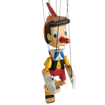 une marionnette en bois représentant un homme tenant un couteau à la main