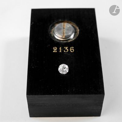 un gros plan d'une boîte noire ornée d'un diamant