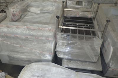 une pièce remplie d'une multitude de matelas et d'autres objets