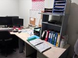 un bureau sur lequel se trouvent deux écrans et un ordinateur