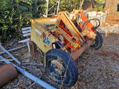 un petit chariot dans lequel se trouvent tout un tas d'objets