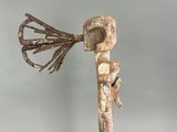 une image représentant un bâton en bois sur lequel est perché un oiseau