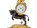 une statue de cheval surmontée d'une horloge