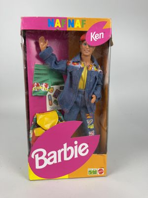 La poupée dans la boîte porte une veste en jean et un jean.