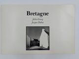 une photo en noir et blanc d'un bâtiment blanc sur laquelle on peut lire « breaganne »