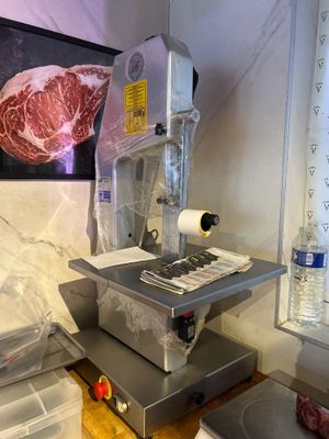 une photo d'un hachoir à viande dans une cuisine
