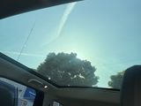 une vue du soleil à travers le pare-brise d'une voiture