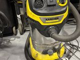 un aspirateur jaune et noir posé par terre dans une pièce