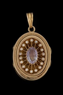 un gros plan sur une boucle d'oreille en or ornée d'un améthyste et de perles