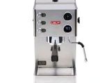 une image d'une machine à café est représentée sur un fond blanc