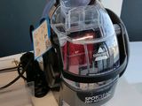 un aspirateur posé sur un plan de travail