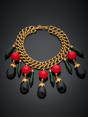 gros plan d'un collier sur fond noir