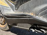 une moto garée sur le côté de la route