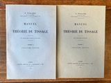 deux livres posés l'un à côté de l'autre sur une table en bois