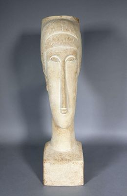 une image représentant la tête d'une femme sur une surface grise